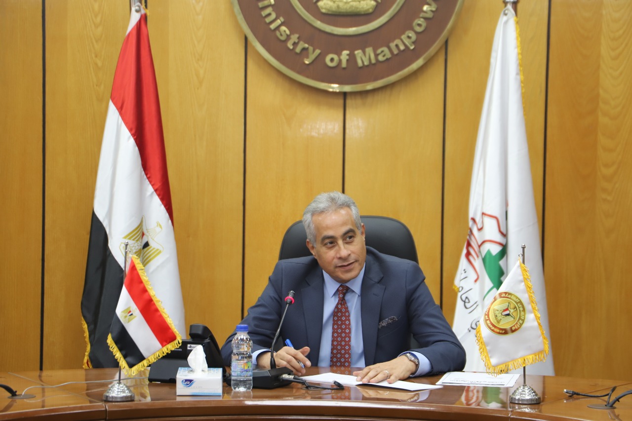 وزير القوى العامله 